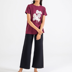 เสื้อยืดคอกลมแขนสั้นสีเบอร์กันดีสำหรับผู้หญิง พิมพ์ลายมอนสเตอร่าสีขาว ทรงหลวม สวมใส่สบาย ฤดูใบไม้ผลิ ฤดูร้อน ผ้าฝ้ายเจอร์ซีย์ 100% - Product Image 2