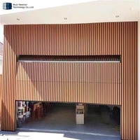 Porte de garage automatique à montage encastré en alliage d'aluminium invisible de haute qualité, avec lattes en bois thermolaquées sans joint, pour villa