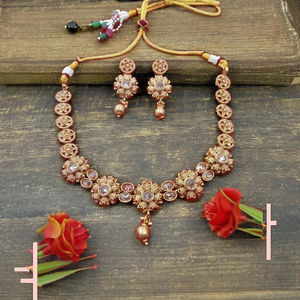 Conjunto de collar Kundan chapado en oro tradicional con diseño geométrico, aretes Jhumka, joyería artificial india para novias y bodas. - Product Image 1