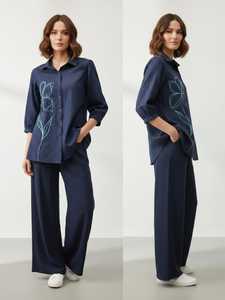 Ensemble chemise brodée bleu marine et pantalon large pour femme, haut à col et manches trois quarts, motif floral, boutons sur le devant, tenue décontractée - Product Image 5