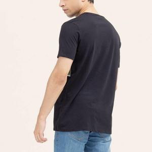 เสื้อยืดสตรีทแวร์ผู้ชายสำหรับฤดูร้อน ผ้าฝ้ายถัก 100% คอวี ทรงปกติ แต่งขอบตัดกัน แห้งเร็ว ระบายอากาศได้ดี แขนสั้น - Product Image 4