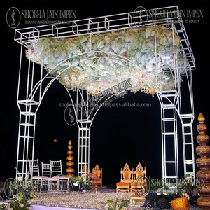 Mandap métallique blanc pour mariage en extérieur - Product Image 1