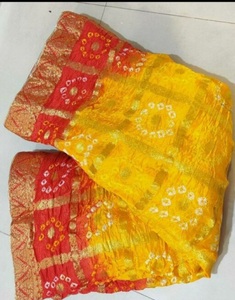 Sari de Seda Pura de Lujo con Bordado Bandhani, Adorno Zari y Pallu de Diseño Elaborado, para Bodas Tradicionales - Product Image 4
