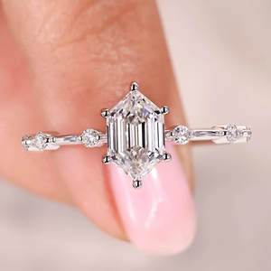 แหวนเพชรทรงหกเหลี่ยมแบบ Step Cut ประดับด้วย Prong Setting น้ำหนัก 1.15 กะรัต เพชรเลี้ยงในห้องปฏิบัติการ สำหรับงานหมั้น งานแต่งงาน งานเลี้ยง ชุบทอง 14k - Product Image 6