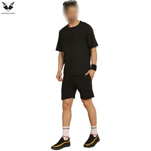 Ensemble court d'été respirant, t-shirt oversize en coton à col rond et manches courtes, style streetwear, et short d'été. - Product Image 3