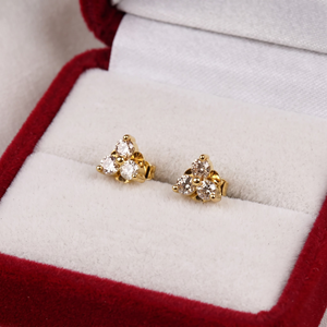 Boucles d'oreilles clous en argent sterling 925 massif plaqué or avec trois pierres de diamant naturel rondes, collection Memoria Jewels - Product Image 5