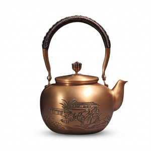 Bouilloire à thé artisanale en cuivre gravé motif maison paysagère, avec poignée en rotin tressé, robuste, pour faire bouillir l'eau, vente en gros, export sur mesure - Product Image 1