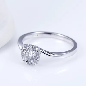 Bague de fiançailles en platine avec diamant rond taille brillant et serti halo, style classique, pour femme, certifiée IGI - Product Image 2