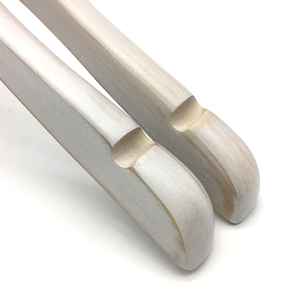 Cintres en bois blanc vieilli de bonne qualité pour vêtements, avec logo, fabrication directe, cintres personnalisés, prix compétitif, cintres épais pour manteaux - Product Image 3