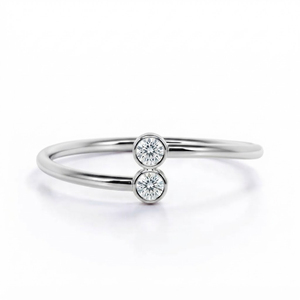 Anillo de Compromiso Clásico Rhaya Jewels, Chapado en Platino, Plata de Ley 925, con Doble Zirconia Solitaria, Engaste de Bisel, Elegante para Mujer - Product Image 1