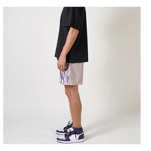 Shorts de basketball personnalisés avec logo brodé par sublimation, design flamme, taille mi-haute, longueur genou 5 pouces, respirants en maille pour hommes - Product Image 3