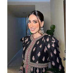 Vestido de Satén de Diseñador con Dupatta, Silueta Ajustada y Evase para Fiestas - Product Image 2