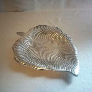 Elegante Plato de Servir de Aluminio con Diseño de Hojas para una Presentación Decorativa en la Mesa, que Realza la Hospitalidad con una Belleza Botánica - Product Image 1