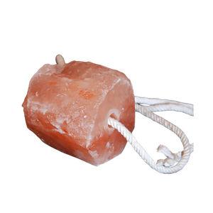 Venta al por mayor de sal rosa del Himalaya 100% natural en trozos, embalaje personalizado OEM para uso en caballos, ganado y perros, sal para lamer para animales de Pakistán - Product Image 1