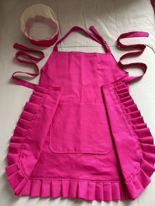 Tablier rose à volants avec bretelles réglables et chapeau en maille pour la cuisine, tablier de cuisine écologique et réutilisable - Product Image 1