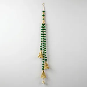 Décoration murale traditionnelle perlée avec clochettes dorées aux couleurs rose, jaune, orange et vert pour la décoration intérieure de Diwali - Product Image 4