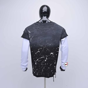 Haut à manches longues de style streetwear de haute qualité, superposé avec un t-shirt noir vieilli à manches courtes sur des manches blanches. - Product Image 4