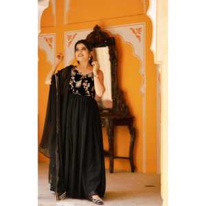 Vestido Negro con Rubíes Hecho a Mano, Corte en A, con Bordado Floral, Cintura Imperio, Talla XS, Hecho de Tela de Chifón - Product Image 2