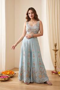 Ensemble prêt-à-porter brodé de créateur avec chemisier en soie Rangoli, pantalon Palazzo en soie Rangoli et dupatta en tulle papillon - Product Image 2