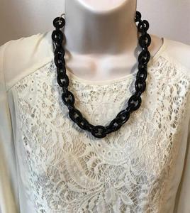 Collar de Moda con Cuentas de Resina y Dije Floral Hecho a Mano, Cadena Elegante con Perlas Naturales para Fiestas y Eventos - Product Image 4