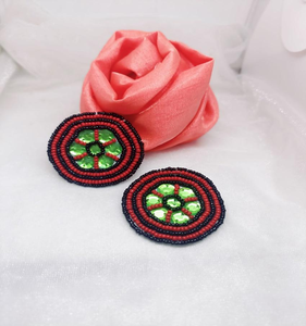 Pendientes Redondos con Cuentas Rojas y Lentejuelas Bordadas en el Interior, Pendientes Clásicos Hechos a Mano para Mujer - Product Image 1
