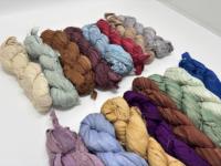 Ruban en soie de sari teint sur mesure en gros, fil de tissu en soie recyclée pour le tissage, le tricot, le crochet, la fabrication de bijoux, l'artisanat, Conifer