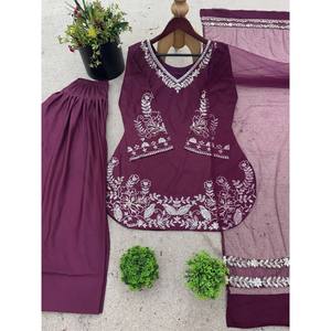 Ensemble Salwar Kameez Designer XL avec haut, bas et dupatta brodés en polyester avec des sequins - Product Image 1