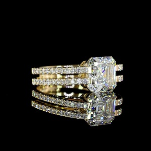 Bague de fiançailles de luxe en or jaune 14 carats avec diamant de laboratoire certifié IGI taille Asscher 3 carats et double alliance en moissanite à tige fendue - Product Image 3