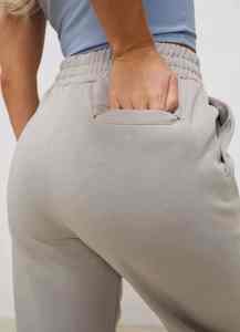 ชุดวอร์มผ้าฝ้ายสีเทาโดฟแบบครอป ทรงฟันเฟือง พร้อมฮู้ดและกางเกงจ็อกเกอร์ 2 ชิ้น สำหรับผู้หญิง คุณภาพสูง ขอบแขนและชายเสื้อยืดแบบยืดหยุ่น - Product Image 3