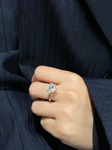 แหวนเพชรทรงหัวใจ 2.5 กะรัต สร้างในห้องปฏิบัติการ ประดับด้วยวงแหวนรอบเพชรแบบซ่อน ตัวเรือนทองคำขาว 14K ดีไซน์เกลียวแบบวินเทจ สำหรับงานหมั้นและงานแต่งงาน - Product Image 5