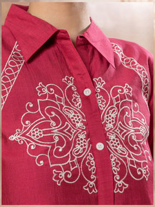 Vestido entallado y acampanado con mangas abullonadas, bordado y adornado, color rojo, con cuello camisero, para mujer. - Product Image 3