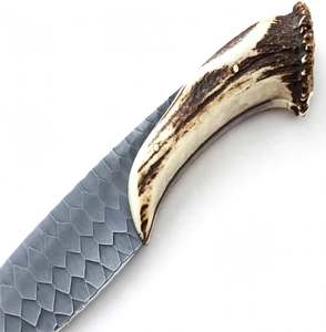 Couteau utilitaire d'extérieur artisanal en acier forgé au carbone, motif écaille de dragon, manche en corne de cerf, outil de travail manuel - Product Image 4
