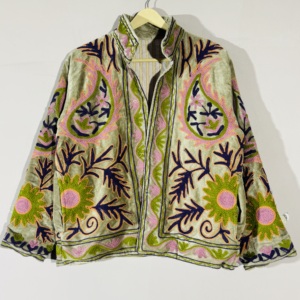 Veste en velours vert sauge Suzani |   Manteau brodé à la main avec des motifs floraux folkloriques |   Vêtements d'extérieur pour festival bohème - Product Image 1