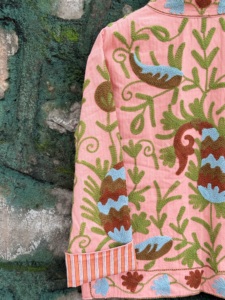 Veste ethnique en coton Sujani rose de qualité supérieure, imprimé cœur, broderie florale et d'oiseaux faite à la main pour femme, collection automne-hiver, vente en gros B2B de vêtements - Product Image 5