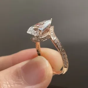 Anillo de Compromiso con Diamante Corte Pera en Oro Rosa con Banda Pavé, Elegante Anillo Solitario, Joyería Nupcial de Lujo, Regalo para Mujer - Product Image 4