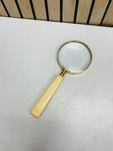 Lupa Moderna de Latón de 3'' Hecha a Mano con Diseño en Relieve y Mango de Resina |   Lupa de Inspección de Mano Vintage Resistente - Product Image 4