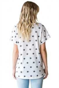 Camiseta blanca de manga corta con cuello en V para mujer, top informal con textura gofrada y estampado de estrellas negras - Product Image 5