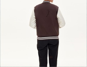 Veste varsity marron pour homme avec manches blanches, coupe classique, col rabattu, fermeture boutonnée, couleur unie, vêtement décontracté pour l'automne - Product Image 2
