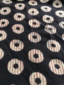 Tela de algodón negra estampada a mano con diseño de lunares circulares y rayas rojas |   Venta al por Mayor en Jaipur - Product Image 2