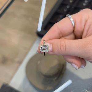 แหวนหมั้นและแต่งงานเพชรโมอิสซาไนต์คุณภาพสูง 1.50 กะรัต จาก Iced Jewelz ตัวเรือนทองคำขาว 14k ทรงเหลี่ยมมรกต ประดับแบบ Prong Setting - Product Image 4