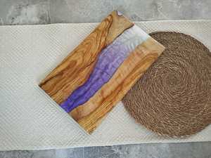 Planche à découper et à servir rustique en bois d'acacia et résine époxy, faite à la main, durable et décorative, pour fromage, pain, fruits - Product Image 6