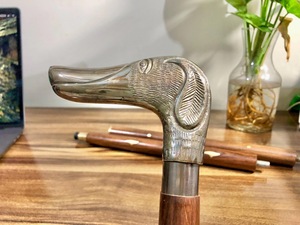 Bâtons de marche rustiques modernes en bois naturel écologique avec poignée en laiton poli, idéaux pour les cadeaux - Product Image 4