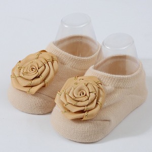 Chaussettes bébé élégantes beiges à motif floral rose, antidérapantes, en coton biologique tricoté, épaisseur standard, respirantes, pour nouveau-né, collection printemps - Product Image 1