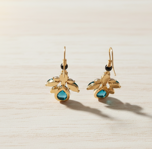 ต่างหูเงินแท้ 925 ประดับลาบราโดไรต์ทรงหยดน้ำ พร้อมพลอยทรงมาร์คีส์ |   ชุบทอง 18K |   รูปทรงลูกแพร์มาร์คีส์ |   เครื่องประดับขนาด 5 นิ้ว - Product Image 4