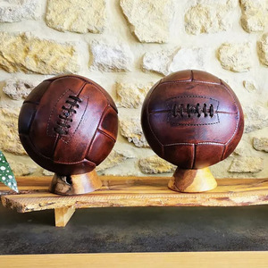 Ballon de football classique en cuir vintage, conçu avec une esthétique rétro, en cuir véritable, détails faits main, à prix raisonnable. - Product Image 5