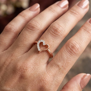 Bague en or rose 14 carats avec diamant véritable en forme de cœur |   Bague de promesse pour femme avec diamant rond de 0,15 carat |   Bijoux élégants pour elle - Product Image 1