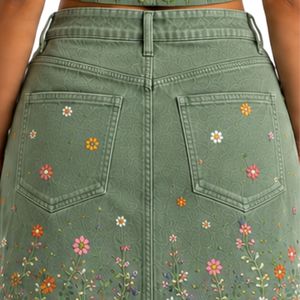 Conjunto de Top Corto y Falda Bordados en Verde Salvia para Mujer, Diseño Floral de Verano, Dos Piezas, Logotipo Personalizado, OEM, Ropa al Por Mayor - Product Image 6