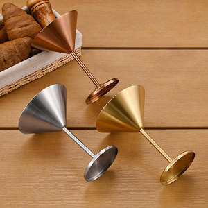 Copa de Martini de Acero Inoxidable 304 con Logotipo Personalizado, Taza de Vino Metálica en Forma de V, Portátil, Ecológica y Duradera para Uso en Hoteles y Bares - Product Image 3