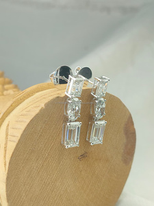 Pendientes de diamantes con corte esmeralda y ovalado en oro blanco, con piedras esmeralda y ovaladas alternadas para un estilo único y elegante. - Product Image 2