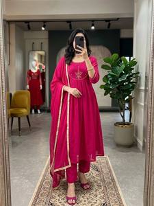 Traje Anarkali Mul Chanderi de Diseño para Mujer, Calidad de Exportación, con Pantalón Cómodo y Dupatta Decorativa, Disponible para la Venta - Product Image 4